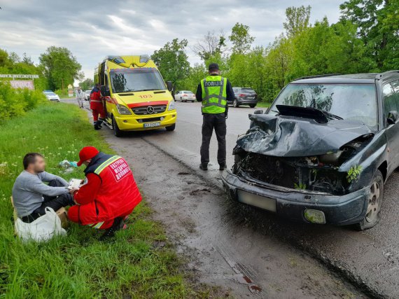 Один з автомобілів загорівся і розлетівся навпіл 