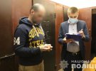 Киянин 46-річний Олексій Волков перебуває під арештом. Його судять за  замах  на вбивство  своєї дівчини 33-річної Ольги Войтенко у вересні торік. А також підозрюють в умисному вбивстві  співмешканки 35-річної  Вікторії Манкевич у квітні 2016-го