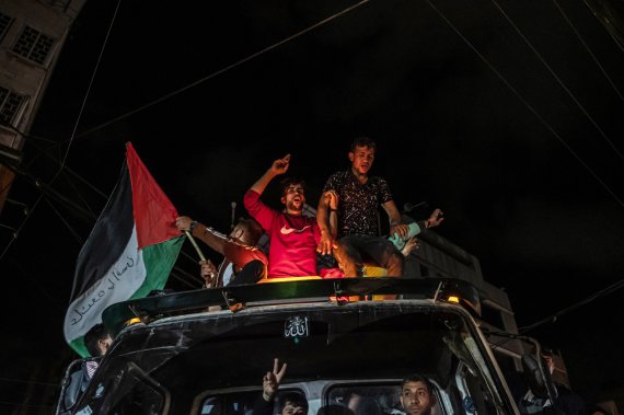 Жители Сектора Газа празднуют в ночь на пятницу, 21 мая, начало перемирия / Getty Images