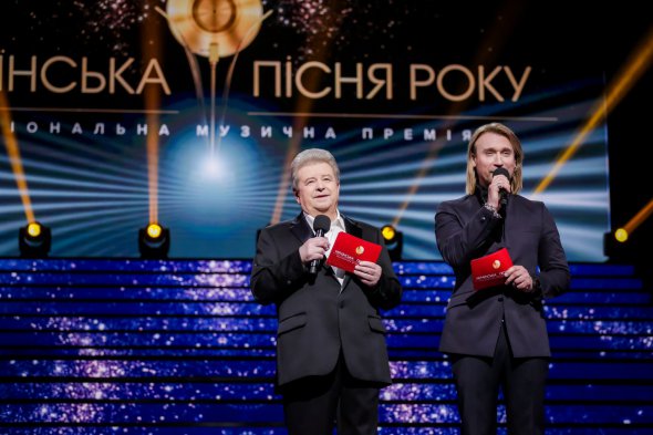 Михайло Поплавський з'явився на червоній доріжці в елегантному костюмі і стильній вишиванці. Він підкреслив, що не вважає себе співаком, але робить все можливе для популяризації української пісні