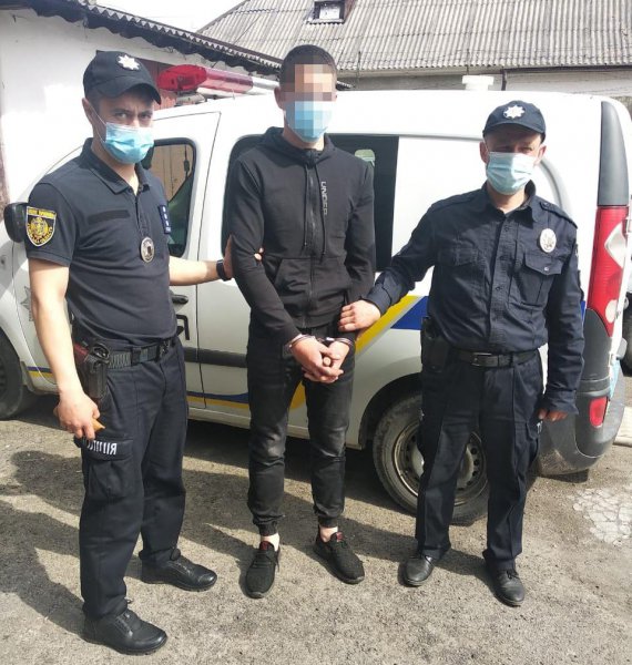 На Львівщині поліцейські затримали 19-річного чоловіка, який поранив поліцейського та двох лісничих