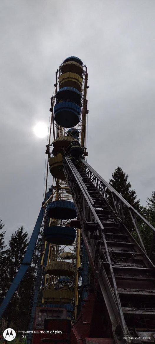 Люди застрягли на колесі огляду