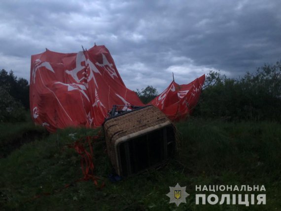 На Хмельниччині впала повітряна куля з людьми на борту. Є загиблий. Ще п'ятеро людей - скалічилися