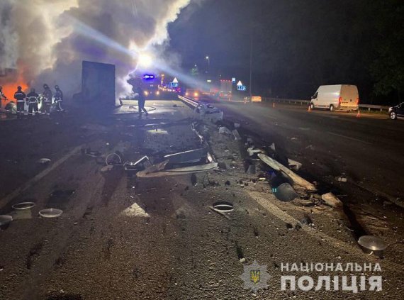 На Житомирской трассе в Киеве столкнулись и загорелись легковушка Volkswagen Passat и грузовик DAF. Погибли водитель и пассажир легковушки, а также пешехо