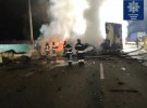 На Житомирській трасі у Києві зіткнулися й спалахнули  легковик Volkswagen  Passat  та вантажівка DAF.  Загинули водій та пасажир  легковика, а також пішохід