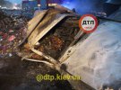 На Житомирській трасі у Києві зіткнулися й спалахнули  легковик Volkswagen  Passat  та вантажівка DAF.  Загинули водій та пасажир  легковика, а також пішохід