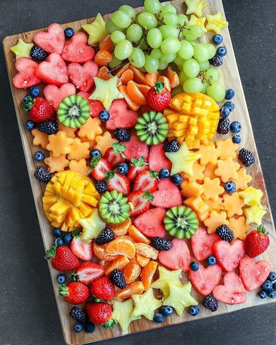 Закуски к столу: как аппетитно составить фрукты и ягоды