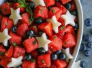 Закуски до столу: як апетитно скласти фрукти і ягоди 
