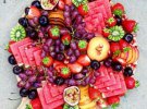 Закуски до столу: як апетитно скласти фрукти і ягоди 
