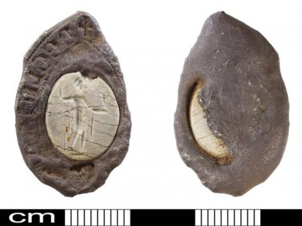 Камінь печатки виготовили за часів римського панування у Британії, але оправу в XIII - XIV ст.