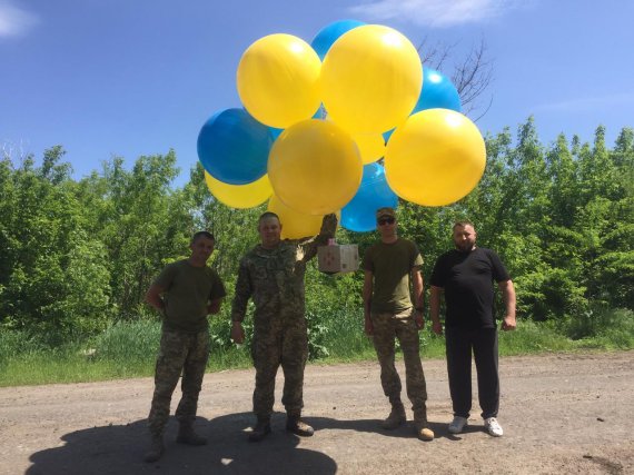 Украинские патриоты поздравили военных с Днем вышиванки