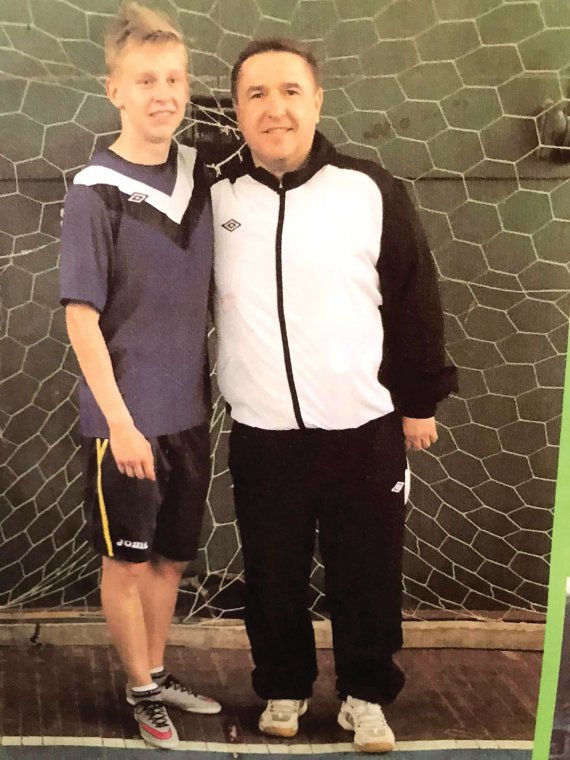 Футболіст збірної України та англійського ”Манчестер Сіті” Олександр Зінченко (ліворуч) стоїть поруч зі своїм першим тренером Сергієм Борецьким, 2018 рік