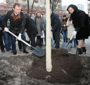 Тодішній голова Київської міської державної адміністрації  Олександр Попов власноруч саджав каштани 