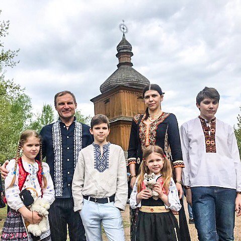 Олег Скрипка теж має велику родину. Разом з коханою співак виховує чотирьох дітей. 