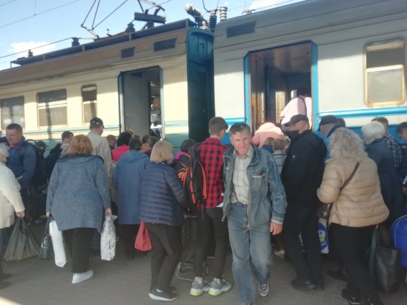 Люди спешат занять свои места. Мест для всех не хватит.