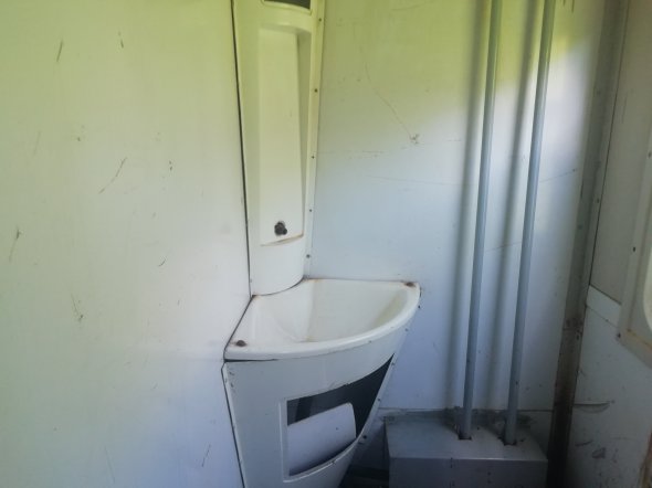 Їхати будуть у старих вагонах, де в туалетах залишилась згадка про попередників.
