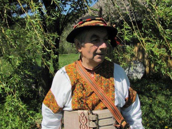 Етнограф відновлює давню українську вишивку і назбирав колекцію узорів
