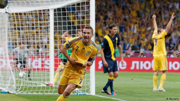 Андрей Шевченко забивает победный мяч в игре со шведами. Фото: Reuters
