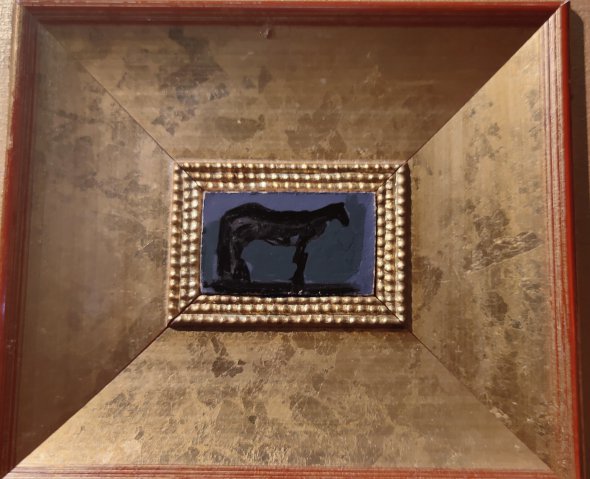 "Міні кінь" Анатолія Криволапа є його найменшою роботою з циклу картин із зображенням коней. Демонструється на виставці "Велика сімка" в Музеї історії Києва