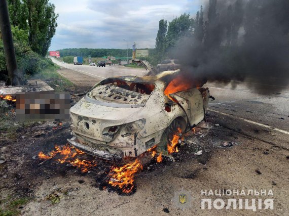 На Харківщині Volkswagen CC влетів у білборд і спалахнув. 29-річний водій загинув на місці