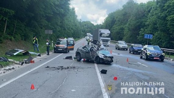 На Львовщине Skoda Felicia влетела в грузовик Mercedes. В легковушке ехали отец и сын 54 и 33 лет. Оба погибли на месте