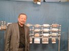 Майстер виготовляє кораблі у пляшках з дитинства