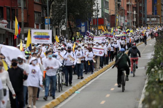 Люди маршируют в знак протеста против блокады дорог и насилия после месяца протестов в стране. Богота, 30 мая / REUTERS