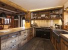 Интерьер кухни 2021: стиль шале добавляет уюта и комфорта