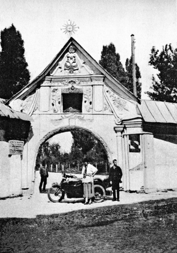 Клер Шерідан фотографується біля брами Михайлівського монастиря. Подорожувала на мотоциклі, вела щоденник. 