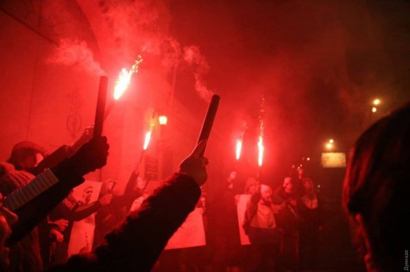 Одразу після оголошення вироку у містах України люди вийшли на підтримку Сергія Стерненка. Під одеським СІЗО палили фаєри