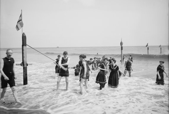 Дети купаются в Атлантическом океане в Нью-Йорке