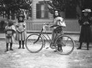 Девочка с велосипедом в Бостоне, 1890-е