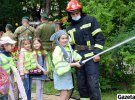 Во Львове полицейские, спасатели и пограничники устроили для детей праздник