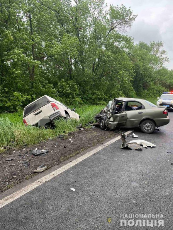 На Харківщині у лобовому зіткненні зійшлися Toyota Hilux і Daewoo Lanos. Водій і дві пасажирки останнього - загинули