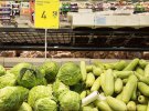 Деякі супермаркети розпродують ранню капусту за рекордно низькою ціною 