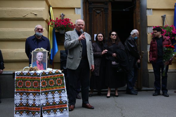 Николай Жулинский поделился воспоминаниями о Слабошпицком. За ним стоит жена литератора Светлана Короненко в черном платке и дочь Иванна в темных очках