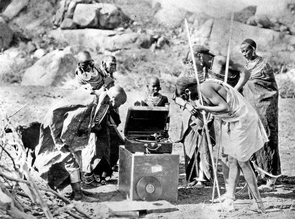 Люди з племені масаїв слухають грамофон 18 червня 1931 року. Населяли британську колонію Танганьїка – нині Танзанія. Музичний пристрій привезли англійці, які приїхали в Африку на сафарі