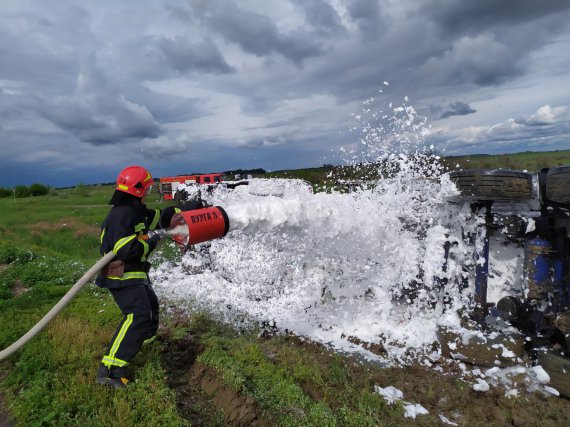 Поблизу Курахово на Донеччині водій вантажівки зі стисненим киснем не впорався з керуванням