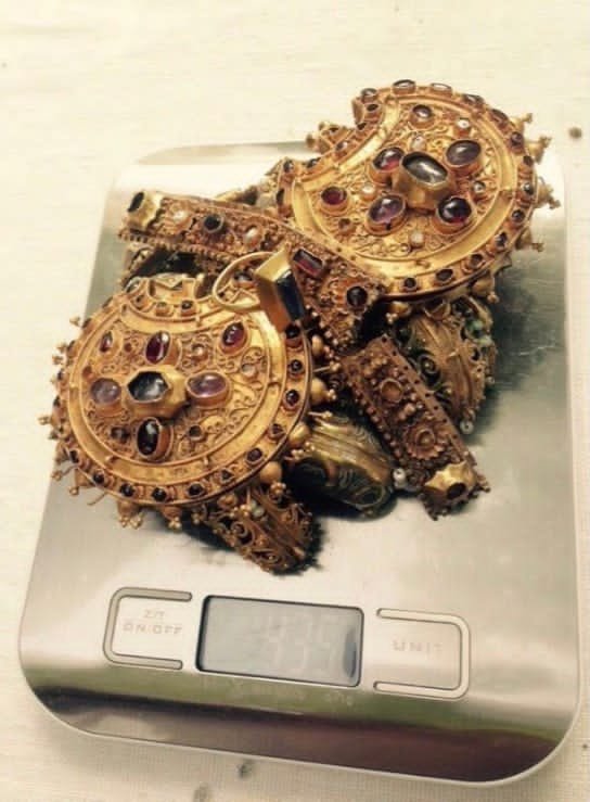 Копатели разорили курган скифской царицы. Вынесли 250 кг. золота