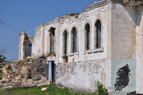 Черные археологи продолжают разрушать усадьбу Бредихина