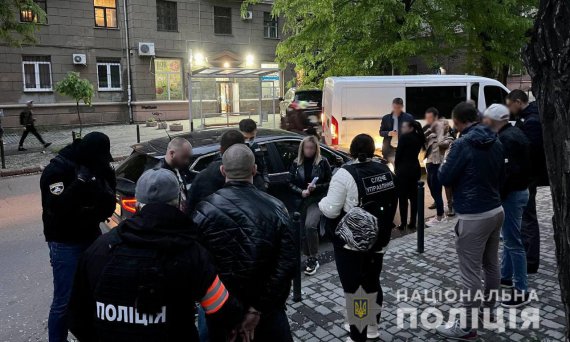 В Одесі  викрили двох співробітників поліції охорони, які налагодили діяльність борделю. Серед затриманих також 30-річні організаторка бізнесу та  адміністраторка