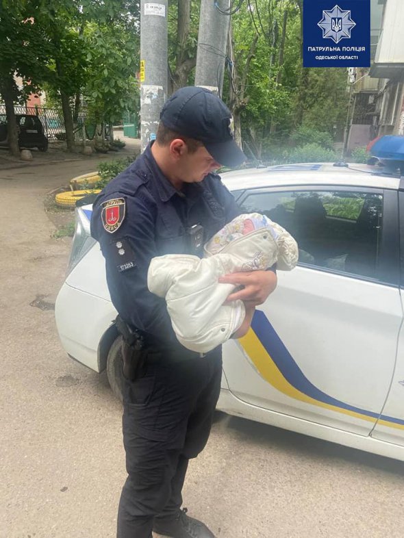 В Одесі п'яна жінка з немовлям на руках  падала і лаялась на перехожих. Ті викликали поліцію