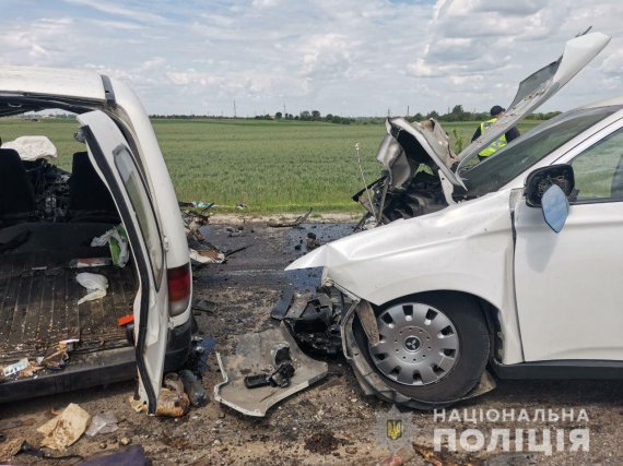 В Ровенской области на трассе Киев-Чоп столкнулись Mitsubishi Outlander и Seat Inca. Двое погибших и трое искалеченных