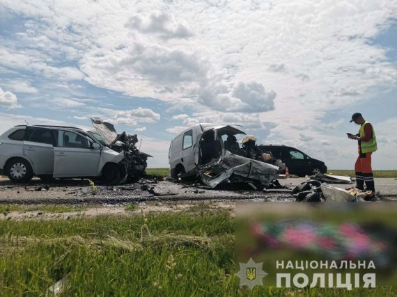 В Ровенской области на трассе Киев-Чоп столкнулись Mitsubishi Outlander и Seat Inca. Три человека погибли, еще один искалеченный в больнице