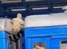 На даху поїзда у Вінниці впіймали "зайця".  Чоловік їхав так із Києва через  дорогі квитки