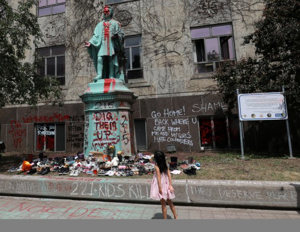 Канадські активісти зплюндрували пам'ятник архітектору освітньої системи навчання в Канаді для індіанців Райерсона Егертона.