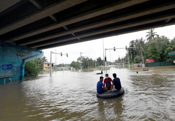 На Шри-Ланке сильный дождь вызвал наводнение и оползни.