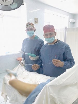 Столичний судинний хірург Олексій Родіонов (на фото зліва) з колегою спаює біоклеєм варикозні вени у нозі. Процедура триває до 40 хвилин. Після неї не залишається шрамів. Пацієнтам не потрібно носити компресійний трикотаж 