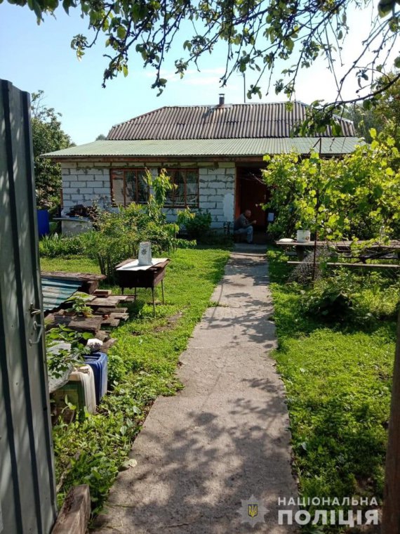 На Житомирщині затримали підозрюваного в розстрілі подружжя   в селі Грубське.   Вдома у нього вилучили зброю та боєприпаси