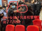 Студенты вышли на протесты в Китае. Полицейские забрызгали их с перечных баллончиков, некоторым разбили головы.